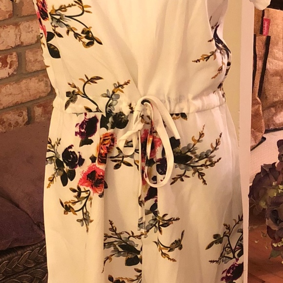 •NWOT• White Floral Romper - Picture 6 of 6